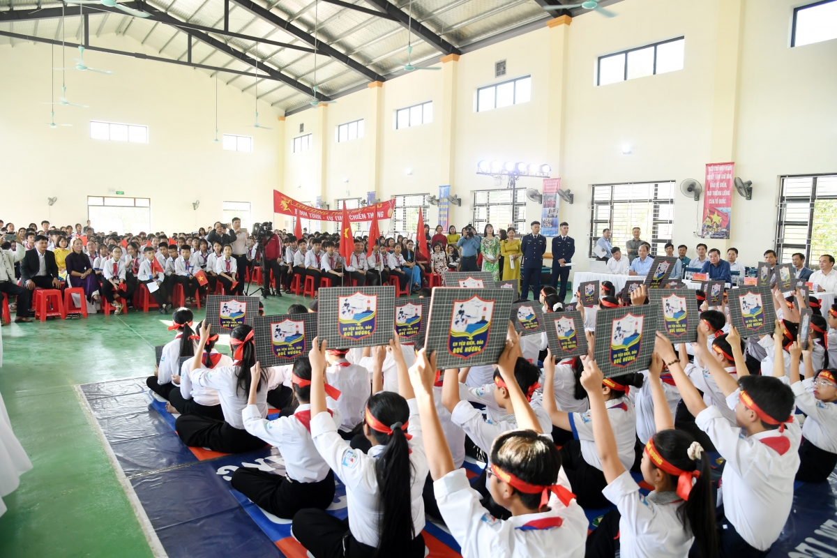 Cuộc thi thu hút được sự cổ vũ của đông đảo giáo viên và cấc em học sinh của hai nhà trường