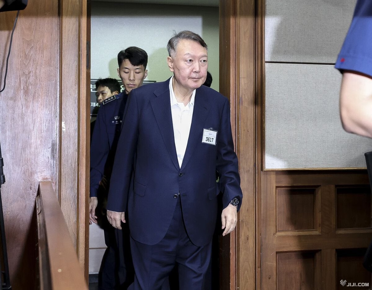 Cựu Tổng thống Yoon Suk Yeol xuất hiện tại Tòa án (ảnh Jiji Press)