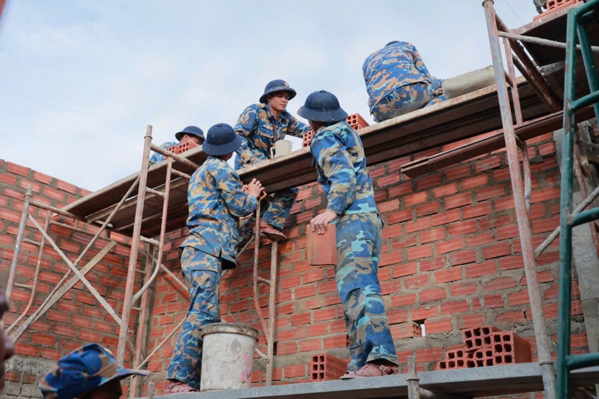 cán bộ, chiến sĩ Vùng 3 Hải quân tích cực tranh thủ thời gian xây dựng nhà ở cho Nhân dân tại tỉnh Gia Lai