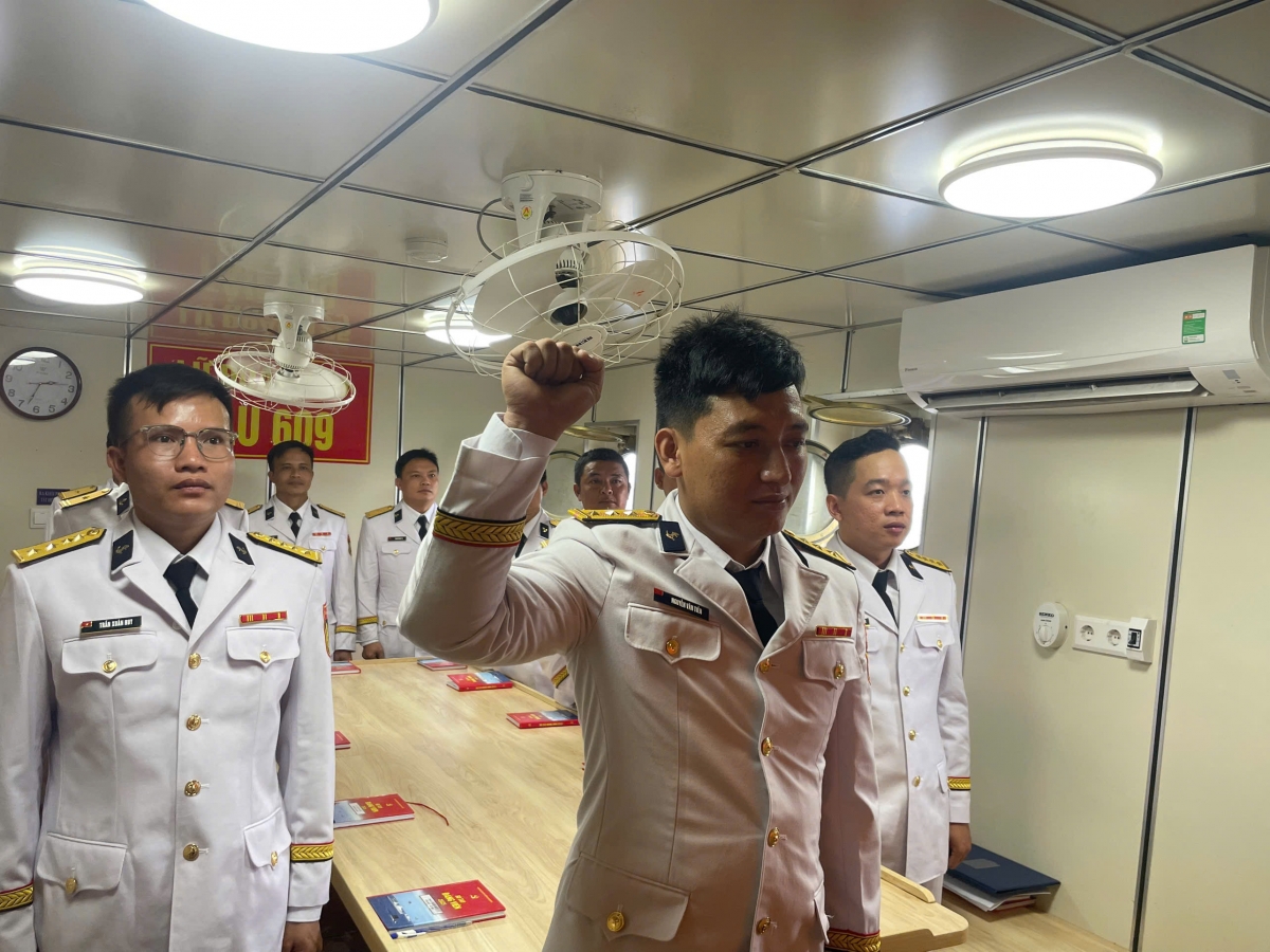 Thượng uý QNCN Nguyễn Văn Tiến tuyên thệ