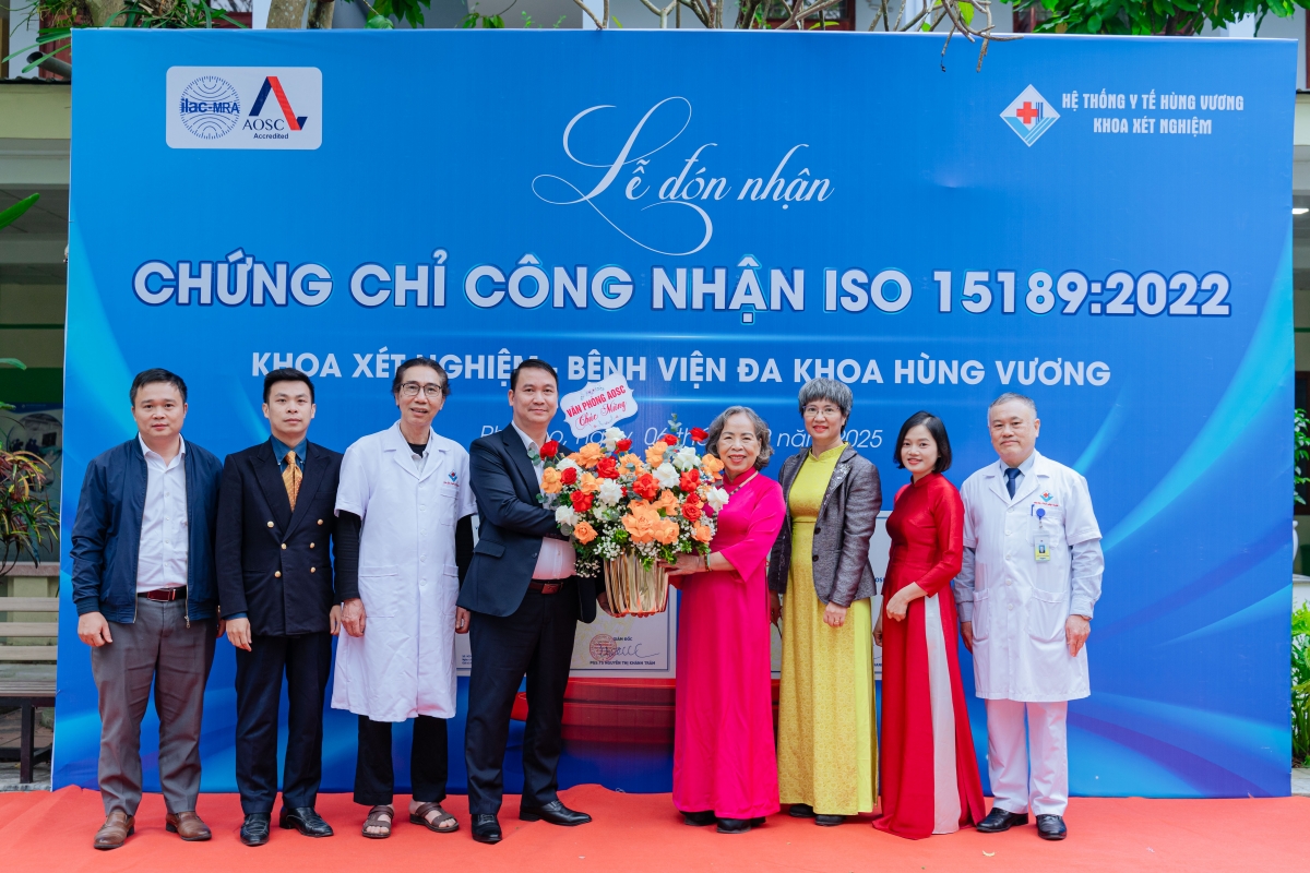 Đại diện Bệnh viện Đa khoa Hùng Vương đón nhận lẵng hoa chúc mừng