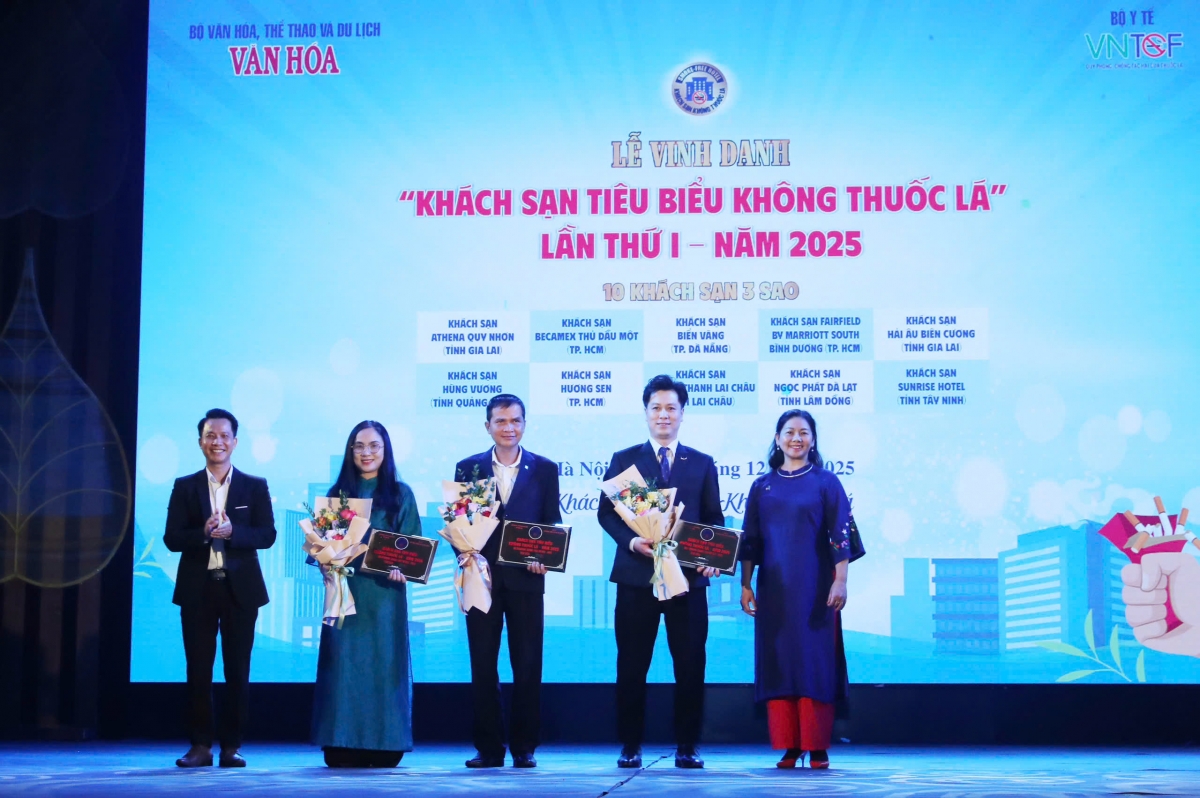 Đại diện các khách sạn 3 sao được vinh danh là “Khách sạn tiêu biểu không thuốc lá” lần thứ I – năm 2025