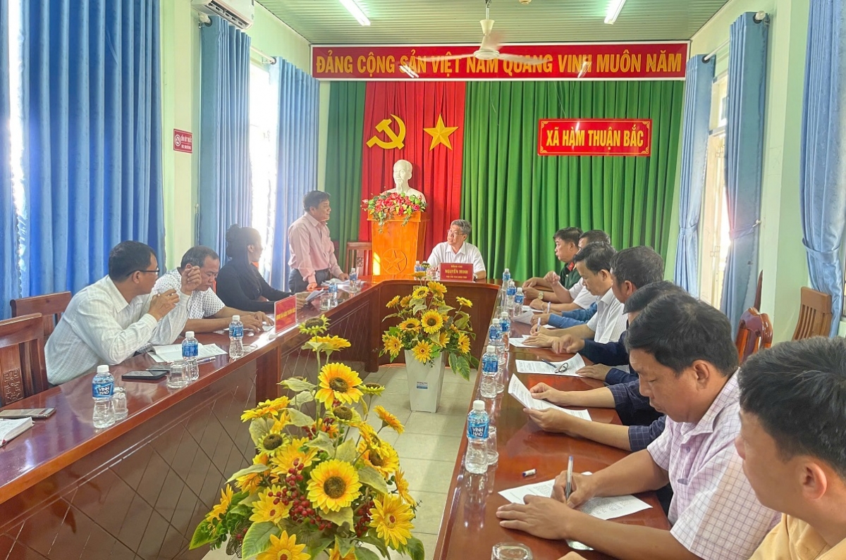 Đại diện lãnh đạo tỉnh Lâm Đồng cùng các sở, ngành nắm tình hình mưa lũ ở xã Hàm Thuận Bắc. Ảnh: B.H