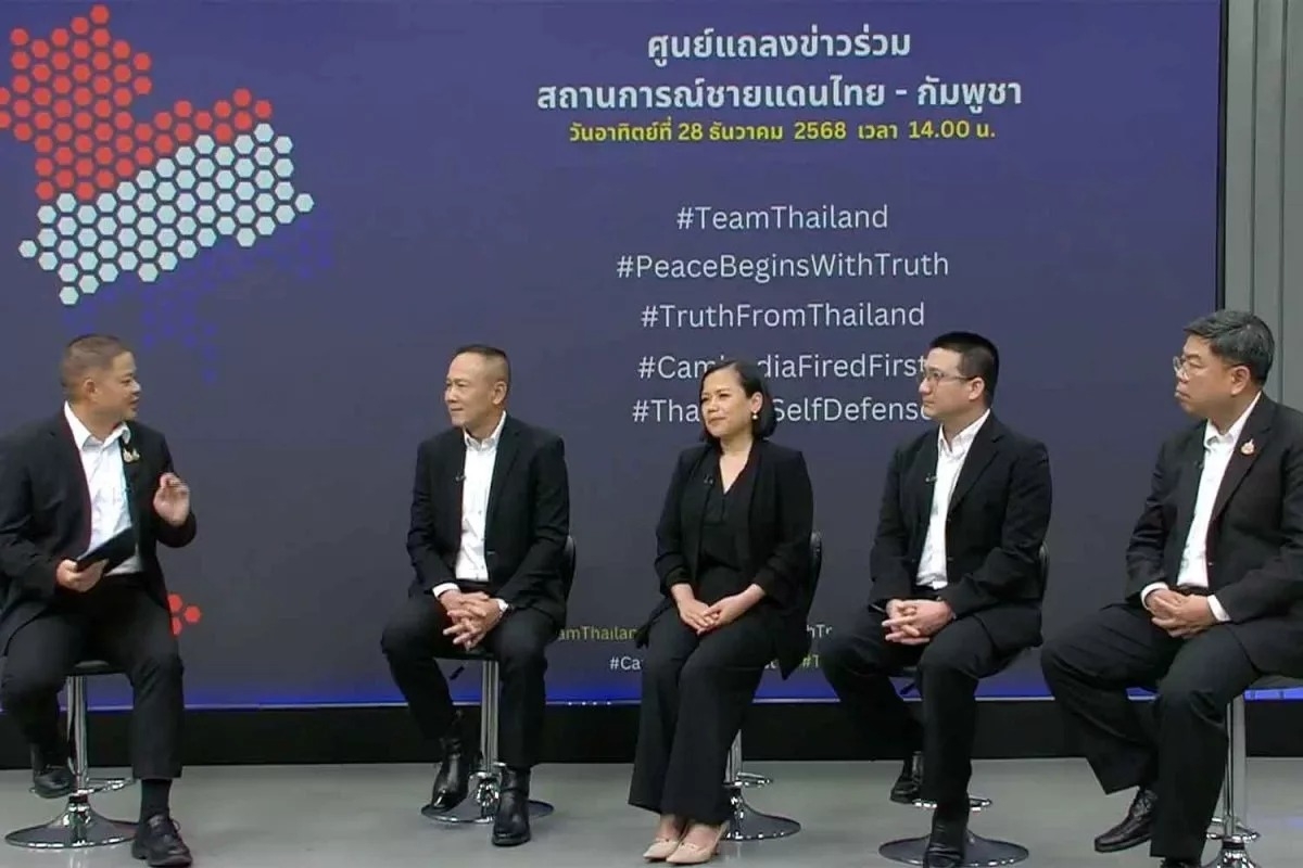 Đại diện Quân đội, Bộ Ngoại giao và Cục phòng ngừa và giảm nhẹ thiên tai trả lời báo giới chiều ngày 28.12 - Nguồn Bangkok Post