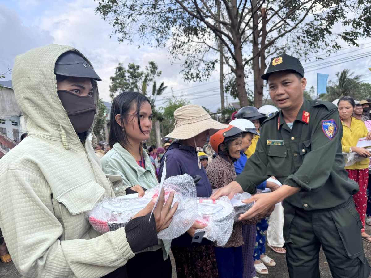 Đại diện Trung đoàn Cảnh sát Cơ Động Nam Trung Bộ tặng quà bà con vùng lũ