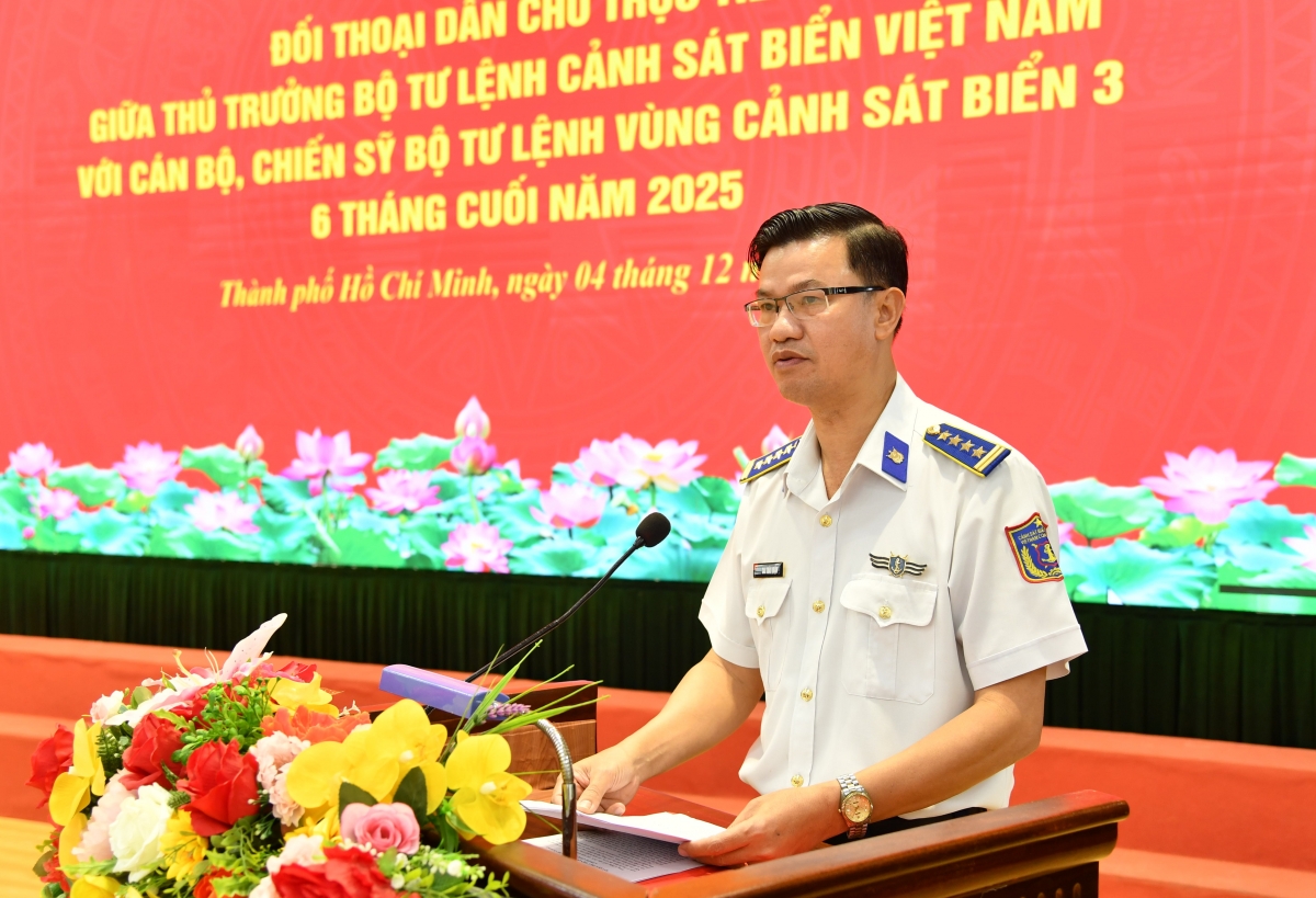 Đại tá Cao Xuân Quận, Phó Cính ủy Vùng Cảnh sát biển 3, báo cáo công tác dân chủ tại hội nghị