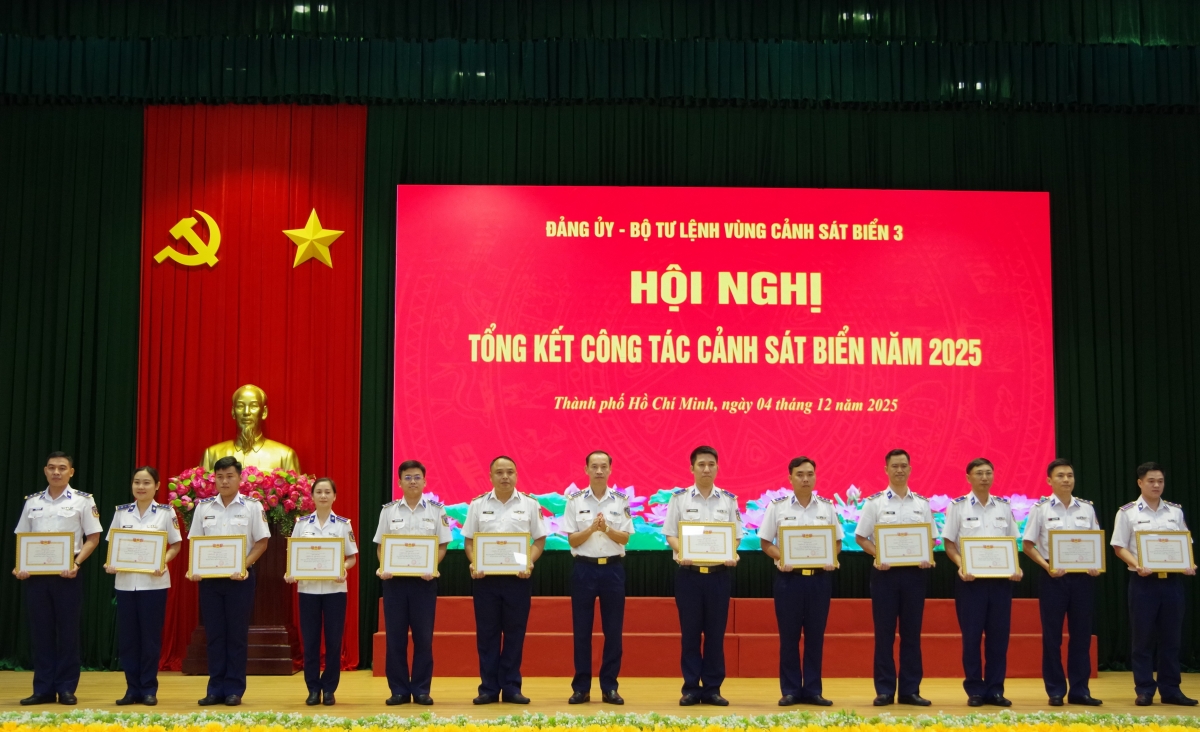 Đại tá Lê Văn Tú, Chính ủy BTL Vùng Cảnh sát biển 3 trao thưởng cho các cá nhân đạt thành tích xuất sắc trong phong trao thi đua quyết thắng năm 2025