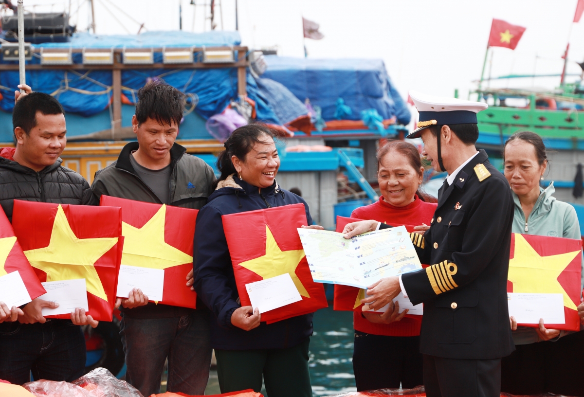 Thủ trưởng Vùng 3 Hải quân trao quà, tuyên truyền pháp luật cho ngư dân Đặc khu Lý Sơn