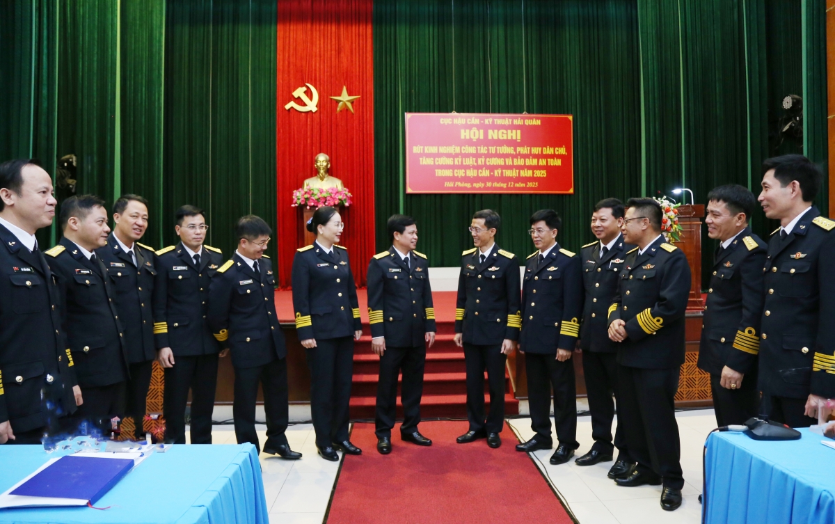 Các đại biểu trao đổi tại hội nghị