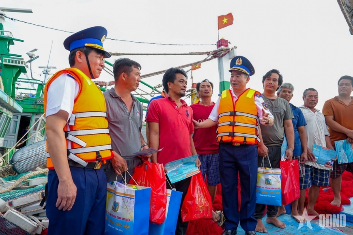 Chương trình CSB đồng hành với ngư dân tăng cường mồi quan hệ đoàn kết quân dân