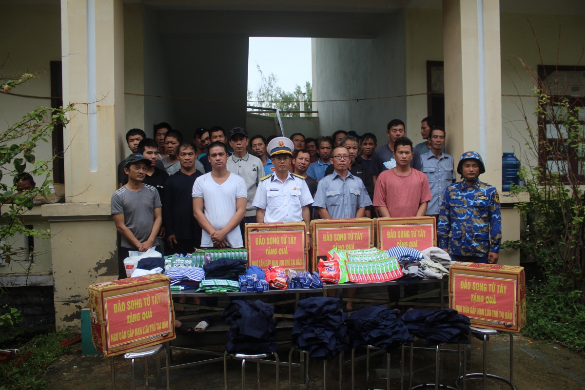 Đảo Song Tử Tây tặng quà ngư dân gặp nạn lưu trú tại đảo