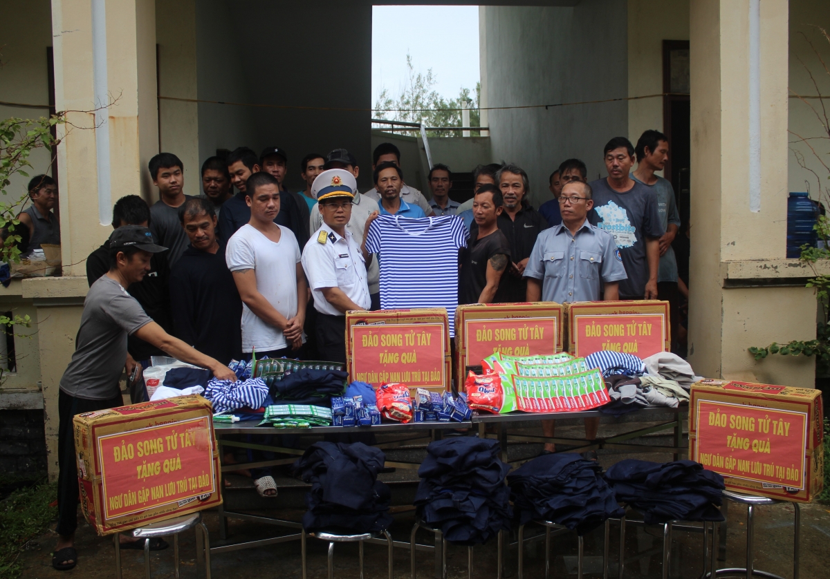 Đảo Song Tử Tây tặng quà ngư dân tàu cá Đà Nẵng gặp nạn trên biển