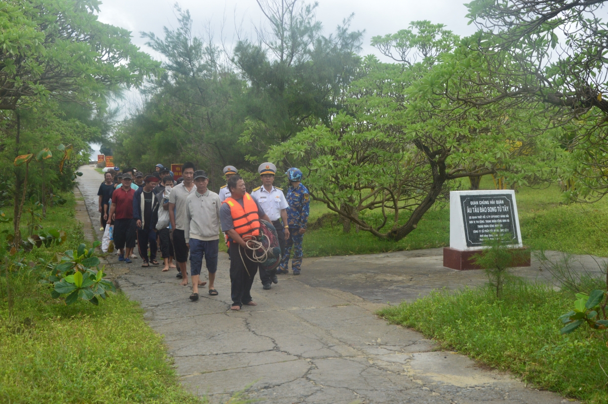 Đảo Song Tử Tây tiếp nhận ngư dân