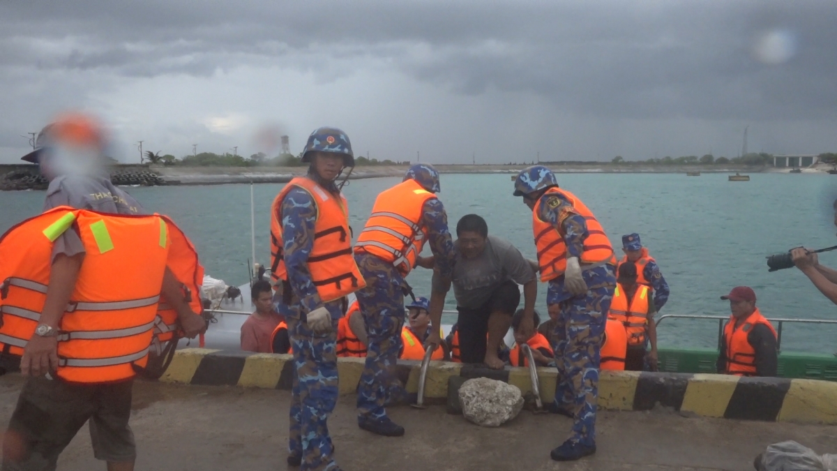 Đảo Song Tử Tây tiếp nhận ngư dân 