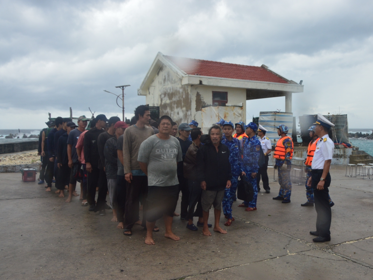 Đảo Song Tử Tây tiếp nhận ngư dân trên cầu cảng