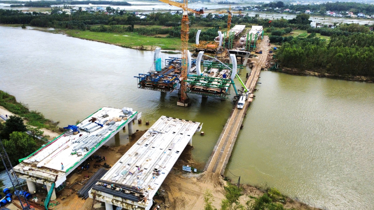 Điểm nghẽn mặt bằng được tháo gỡ, các nhà thầu đẩy nhanh tiến độ xây dựng