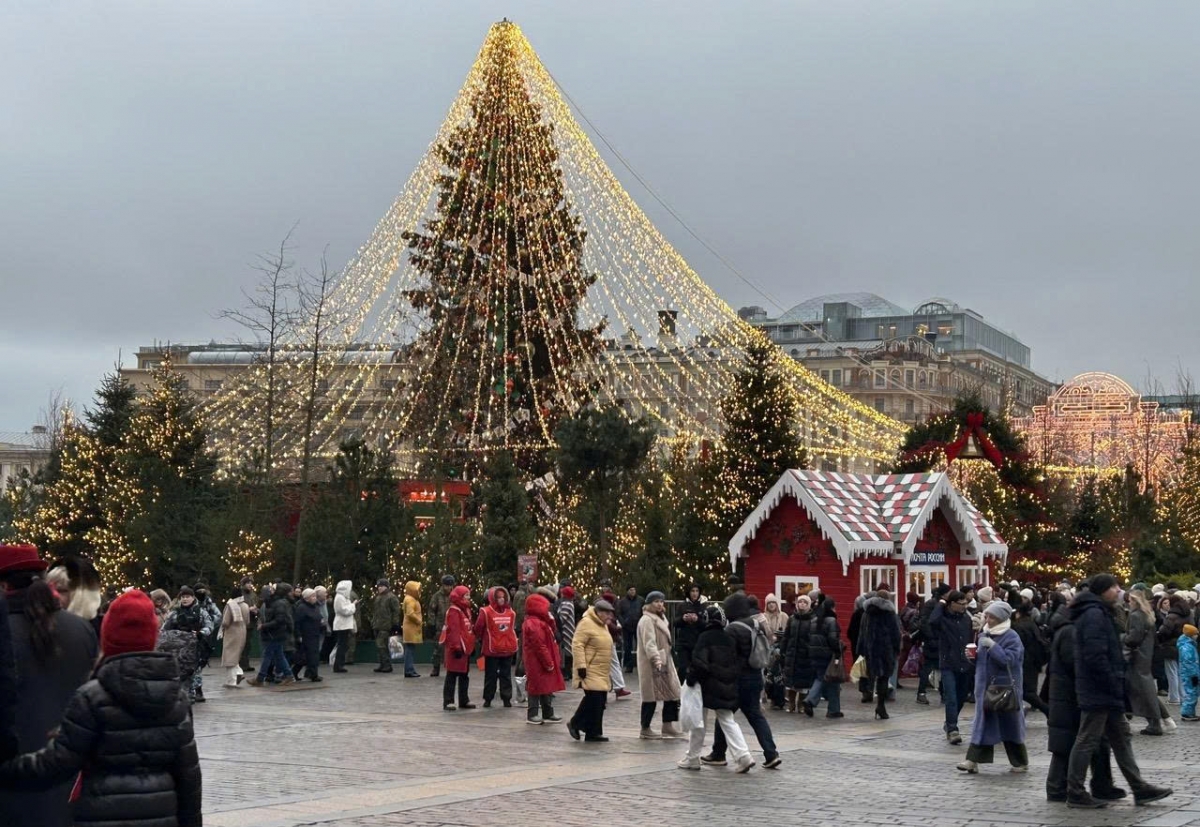 Điểm nhấn là cây thông cao 22m tỏa sáng với 5 km dây đèn và hơn 10.000 món đồ trang trí.