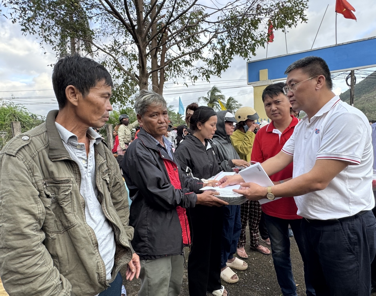 Đoàn công tác hỗ trợ tiền tặng bà con Xuân Lãnh, Đăk Lăk bị ảnh hưởng bởi thiên tai