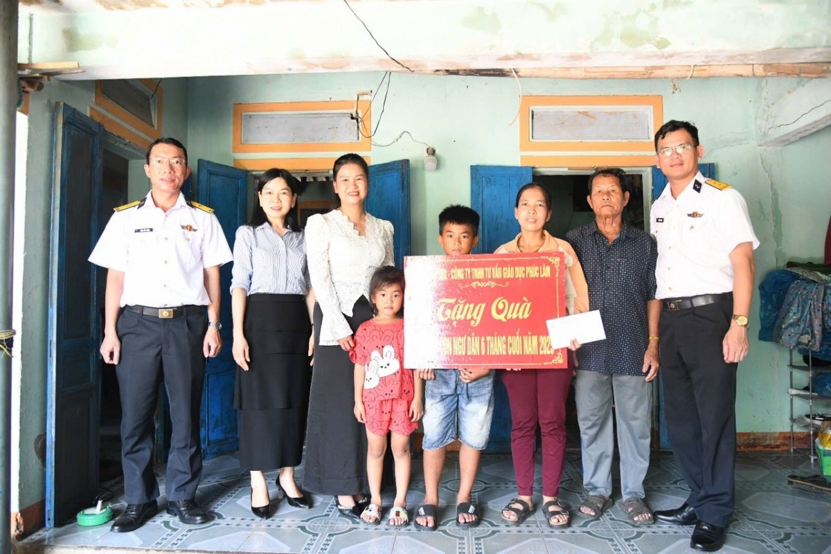 Đoàn công tác Lữ đoàn 680, Vùng 3 Hải quân đến thăm, tặng quà con ngư dân tại Quảng Ngãi