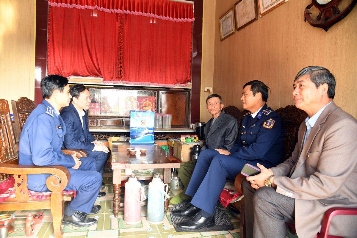 Đoàn công tác thăm, tặng quà gia đình bệnh binh Vũ Quang Cát tại thôn 18, xã Hải Thịnh