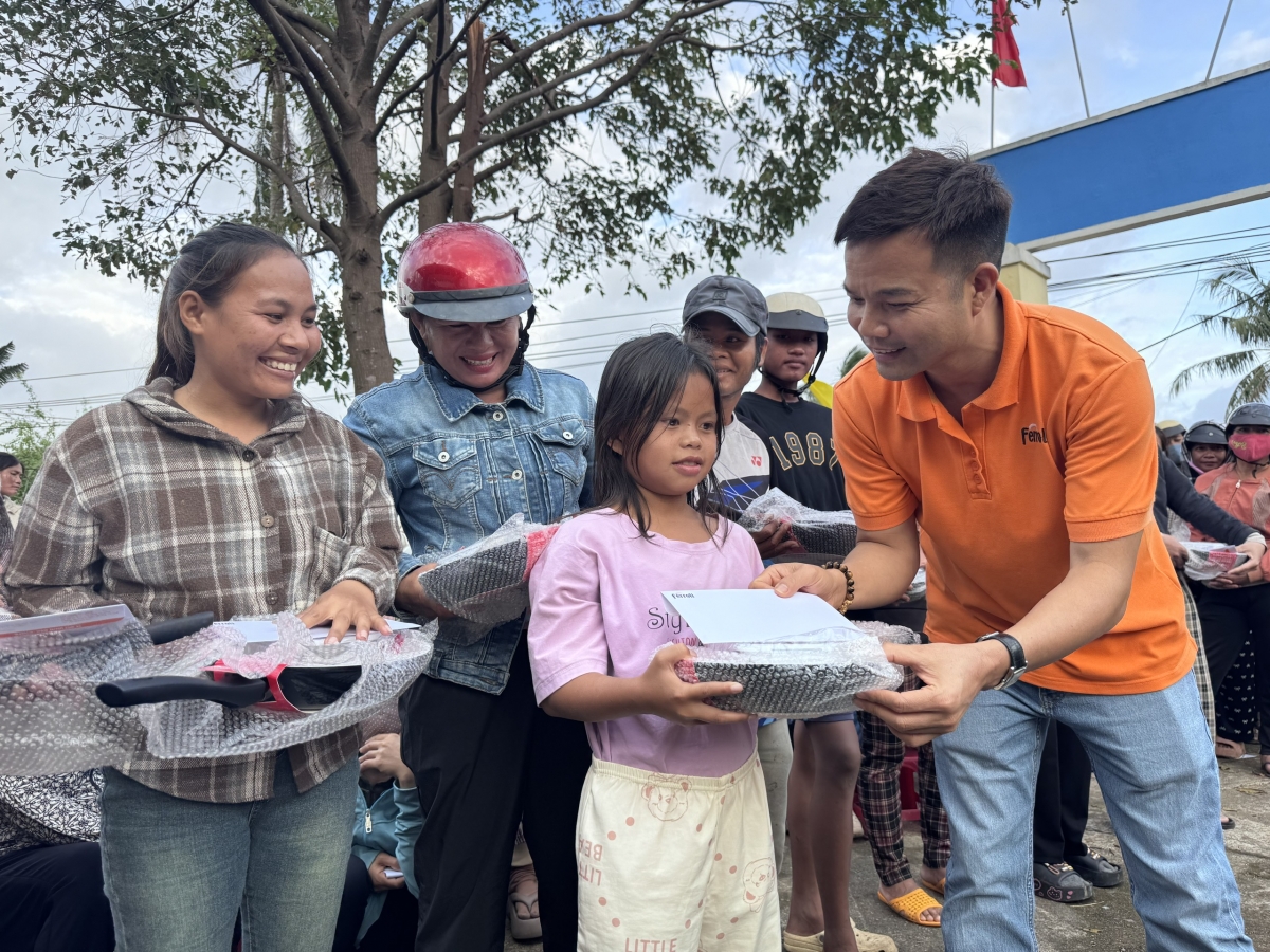 Đơn vị tài trợ tặng quà