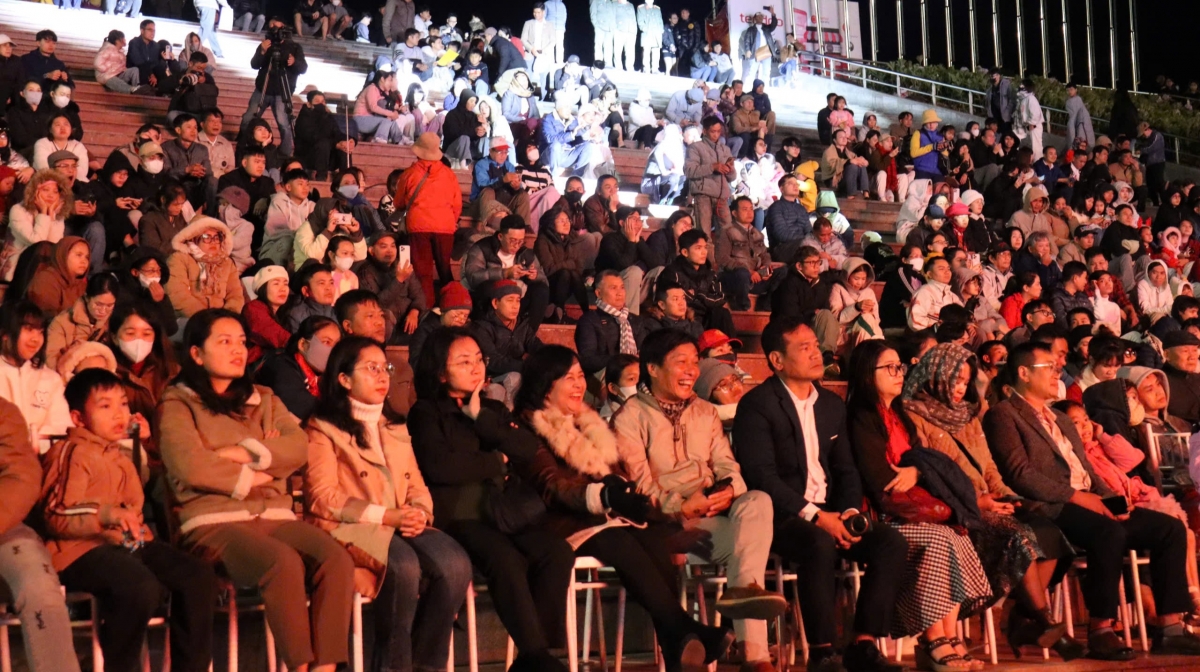 Đông đảo người dân và du khách theo dõi lễ khai mạc Lễ hội Di sản cà phê toàn cầu 2025.