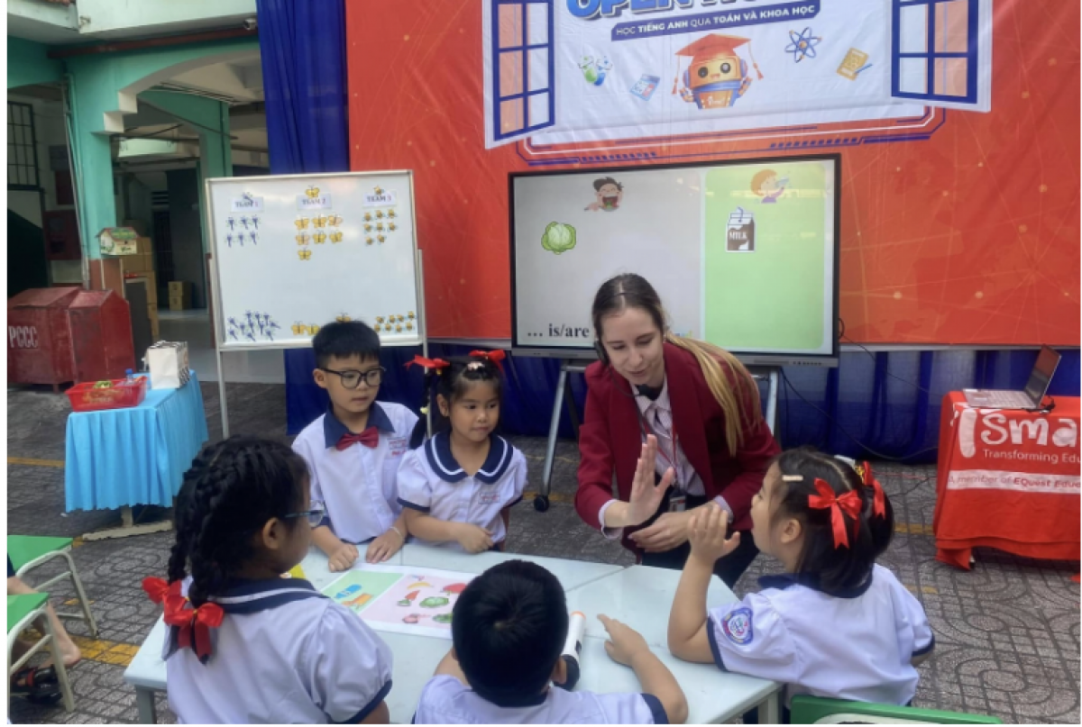 Học sinh một trường tiểu học tại TP Hồ Chí Minh học môn liên kết học ngoại ngữ thông qua môn Toán và Khoa học.