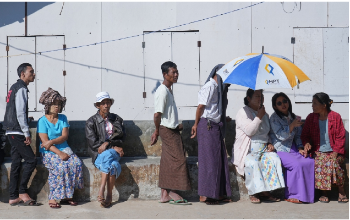 Cử tri Myanmar xếp hàng bỏ phiếu ở thủ đô Naypyidaw. Ảnh: AP.