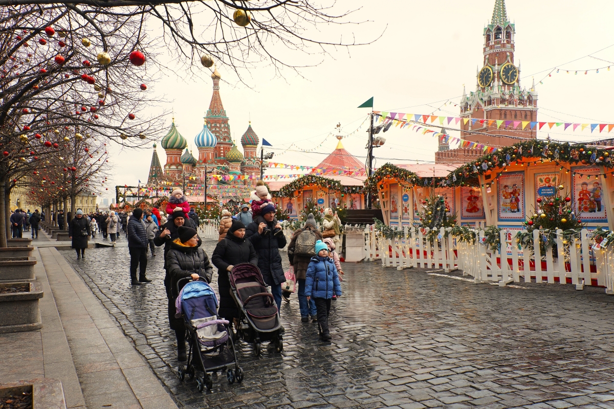 Trẻ em và người lớn cùng chia sẻ niềm vui mùa lễ hội ngay sát điện Kremlin và Nhà thờ Thánh Basil