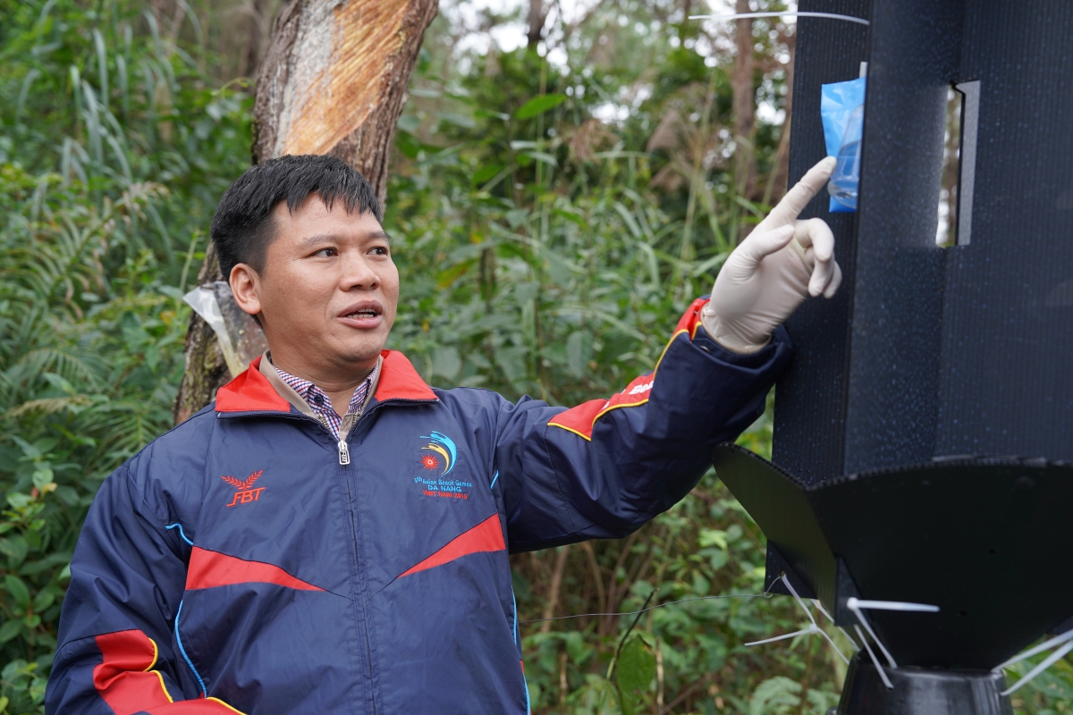 Anh Nguyễn Mạnh Hà - Cán bộ dự án giới thiệu bẫy giám sát côn trùng