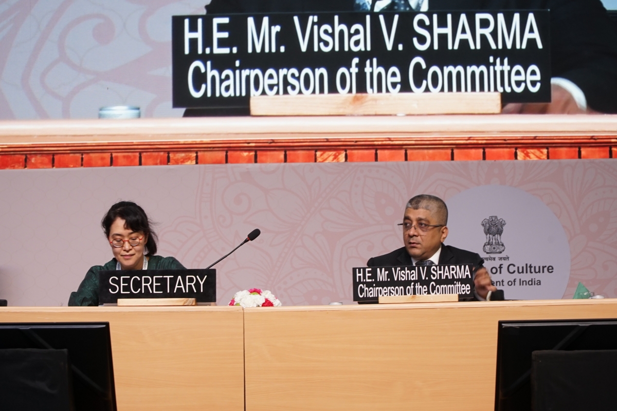 Đại sứ Vishal V. Sharma, Chủ tịch Kỳ họp lần thứ 20 của Ủy ban Liên chính phủ Công ước 2003 về bảo vệ di sản văn hóa phi vật thể của UNESCO gõ búa ghi danh di sản Nghề làm tranh dân gian Đông Hồ chiều 9/12