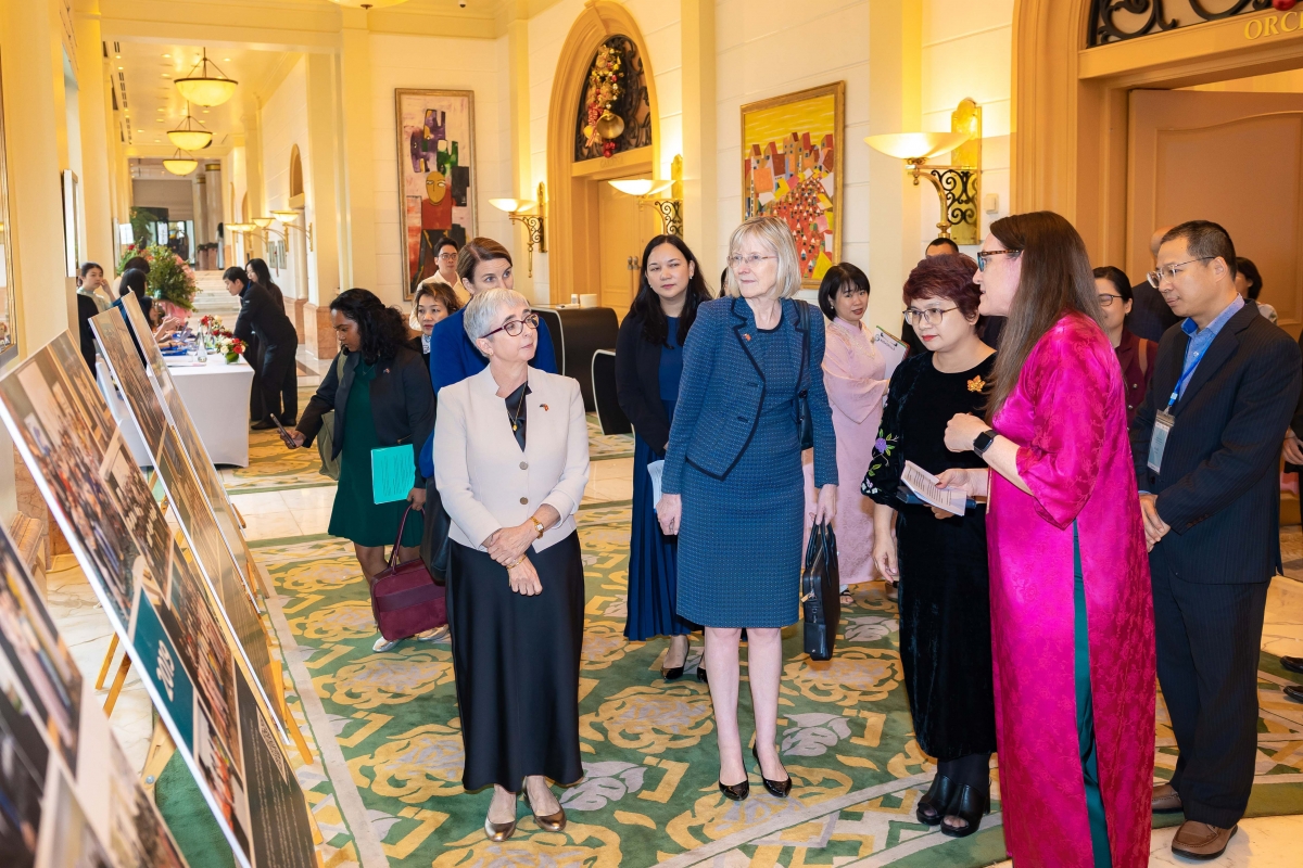 Bà Gillian Bird, Đại sứ Australia tại Việt Nam, PGS.TS Nguyễn Thu Thủy, Cục trưởng Cục Hợp tác quốc tế, Bộ Giáo dục và Đào tạo và bà Michelle O’Byrne, Đại sứ Australia về Bình đẳng giới tìm hiểu các hoạt động nổi bật của chương trình Aus4Skills trong 10 năm qua. Ảnh: ĐSQ Australia