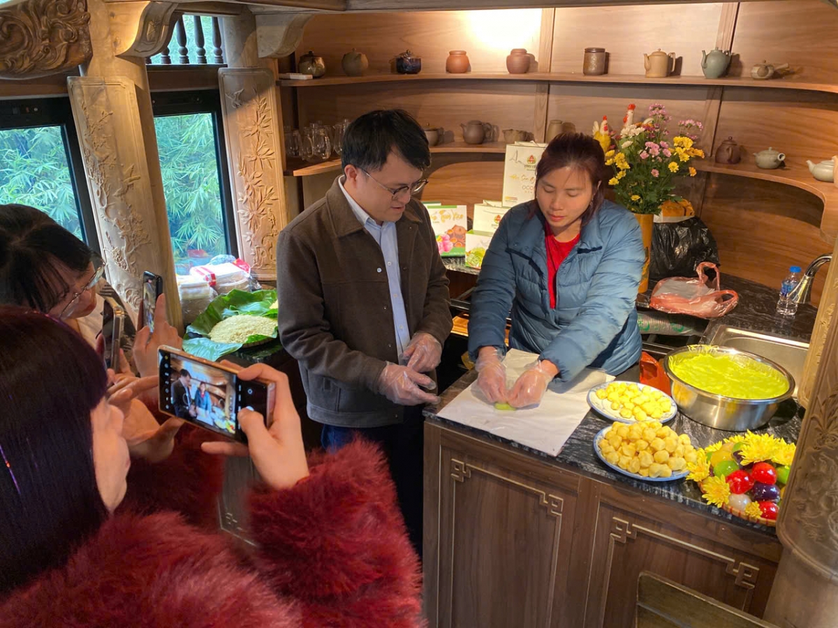 Du khách được trải nghiệm làm bánh cốm truyền thống khi tham gia tour