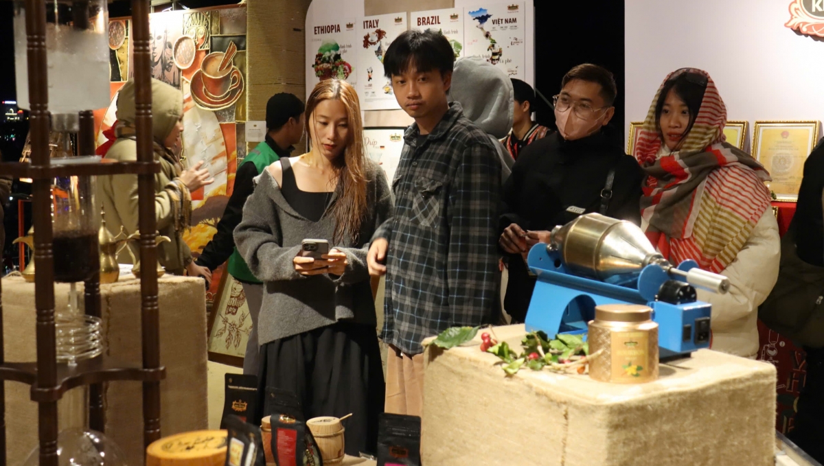 Du khách tham quan, trải nghiệm không gian trưng bày, rang xay và thưởng thức cà phê trong khuôn khổ Lễ hội Di sản cà phê toàn cầu 2025.