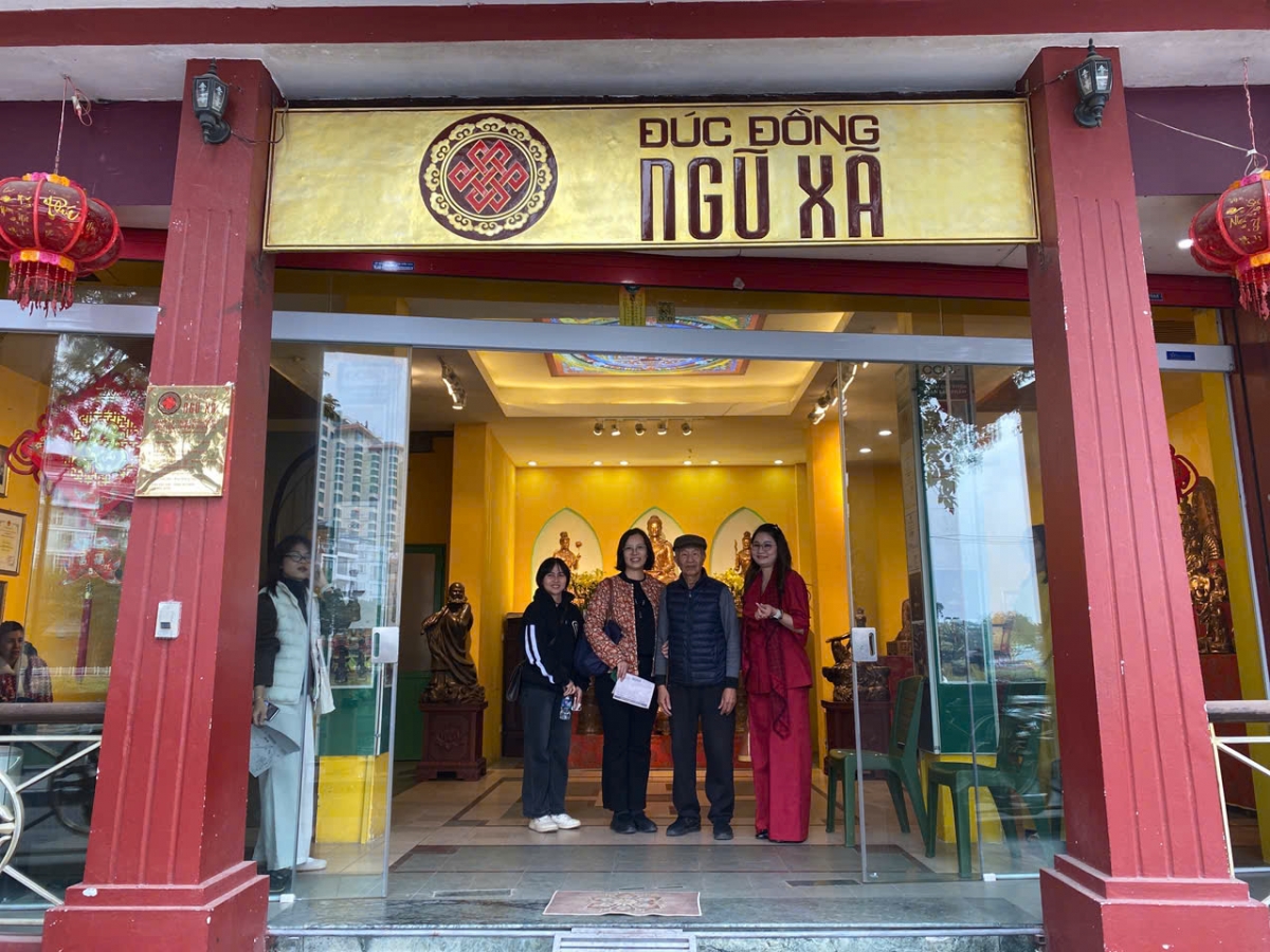 Du khách tham quan và trải nghiệm Nhà trưng bày Nghề đúc đồng truyền thống