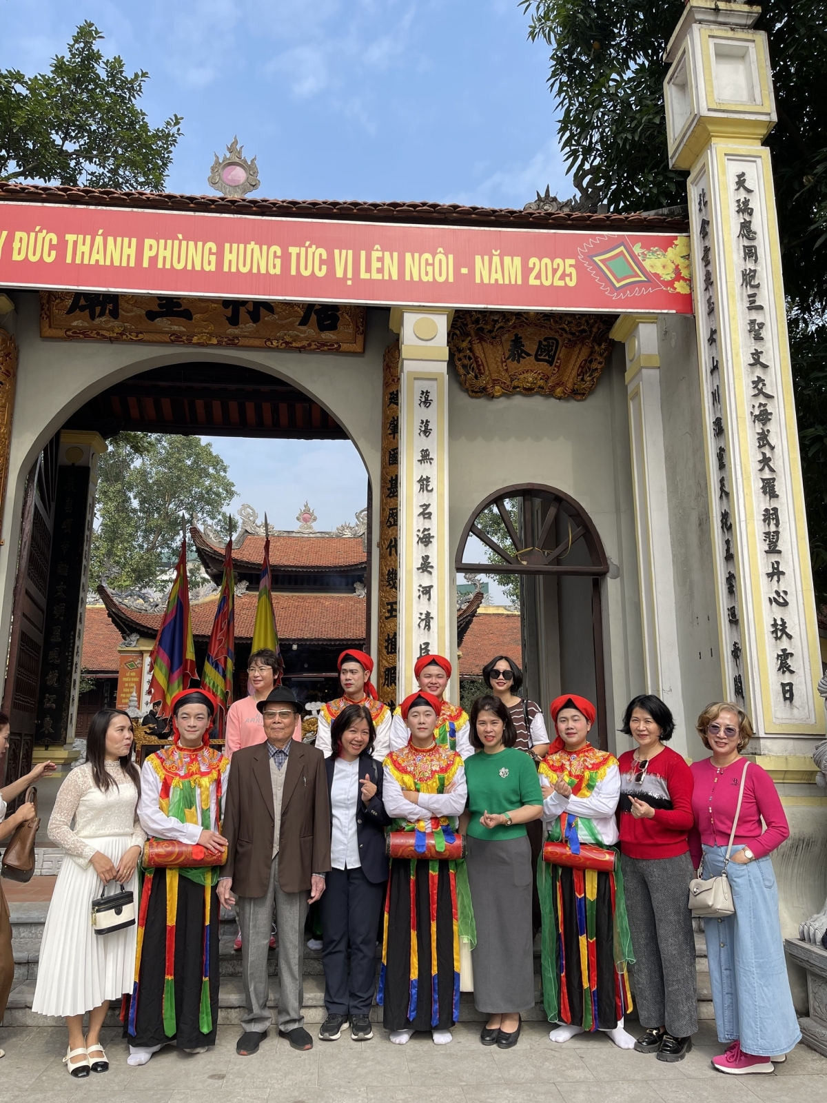 Du khách trải nghiệm các điểm đến tâm linh và di tích lịch sử trên địa bàn phường Thanh Liệt