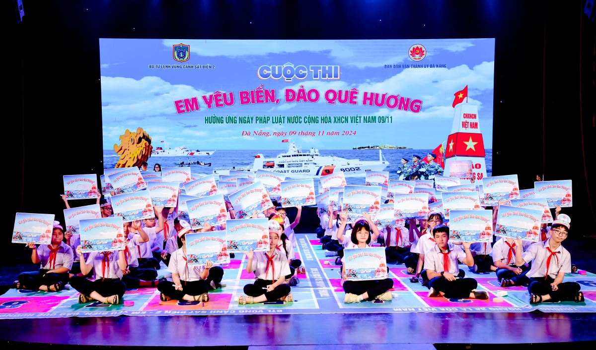 Các em học sinh tại Đà Nẵng hào hứng cuộc thi Em yêu biển đảo quê hương