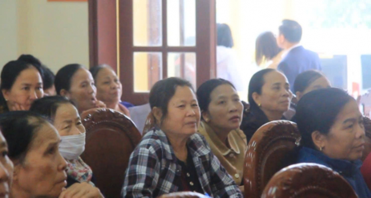 Phụ nữ và nông dân trong xã Khánh Trung (Ninh Bình) tại một lớp tập huấn về môi trường được tổ chức