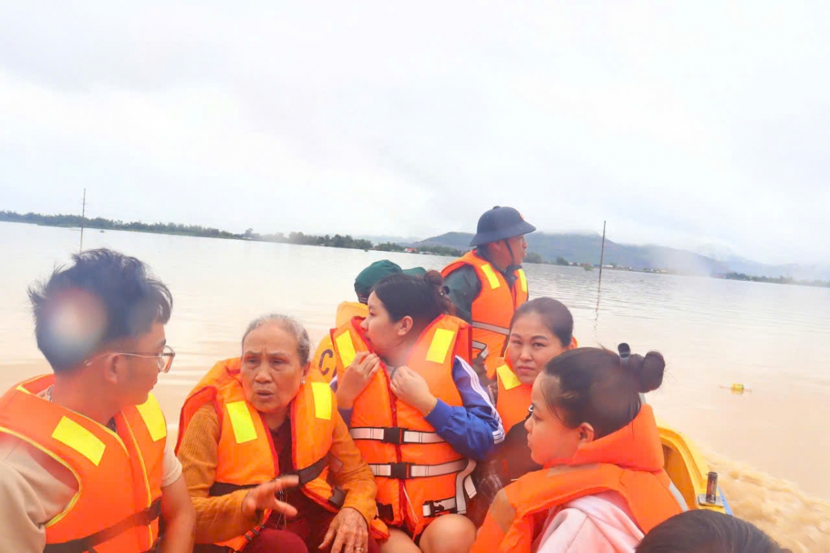 Kíp xuồng Học viện Hải quân đưa người dân từ khu vực bị nước lũ chia cắt đến khu vực an toàn