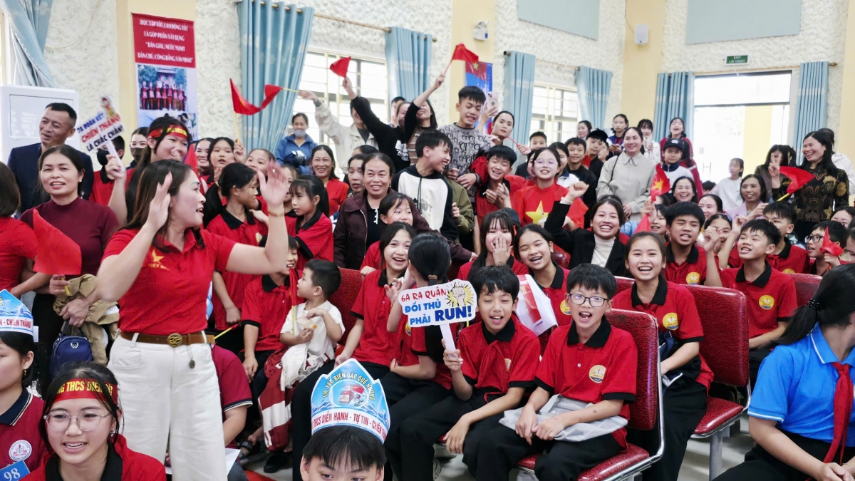 Cô trò Trường THCS Diễn Cát cổ vũ sôi nổi