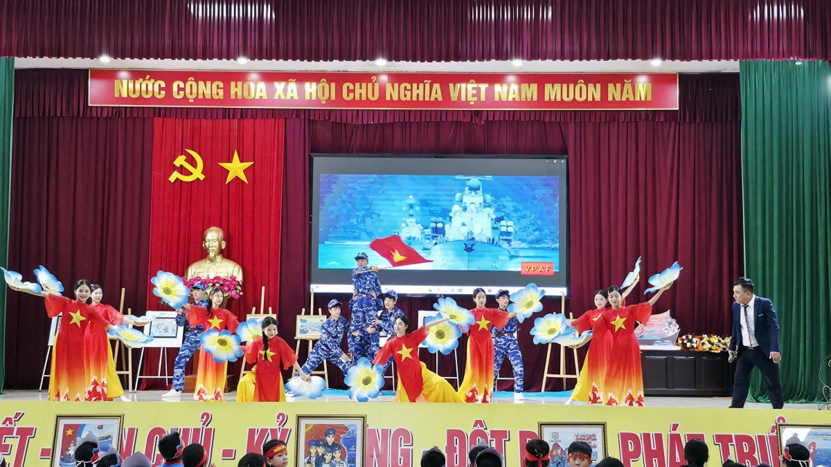 Văn nghệ chào mừng