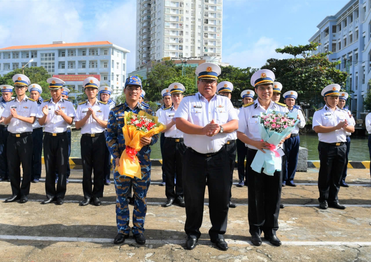 Đại tá Triệu Thanh Tùng, Phó Tư lệnh Vùng 2 Hải quân tặng hoa đoàn công tác và tàu 09