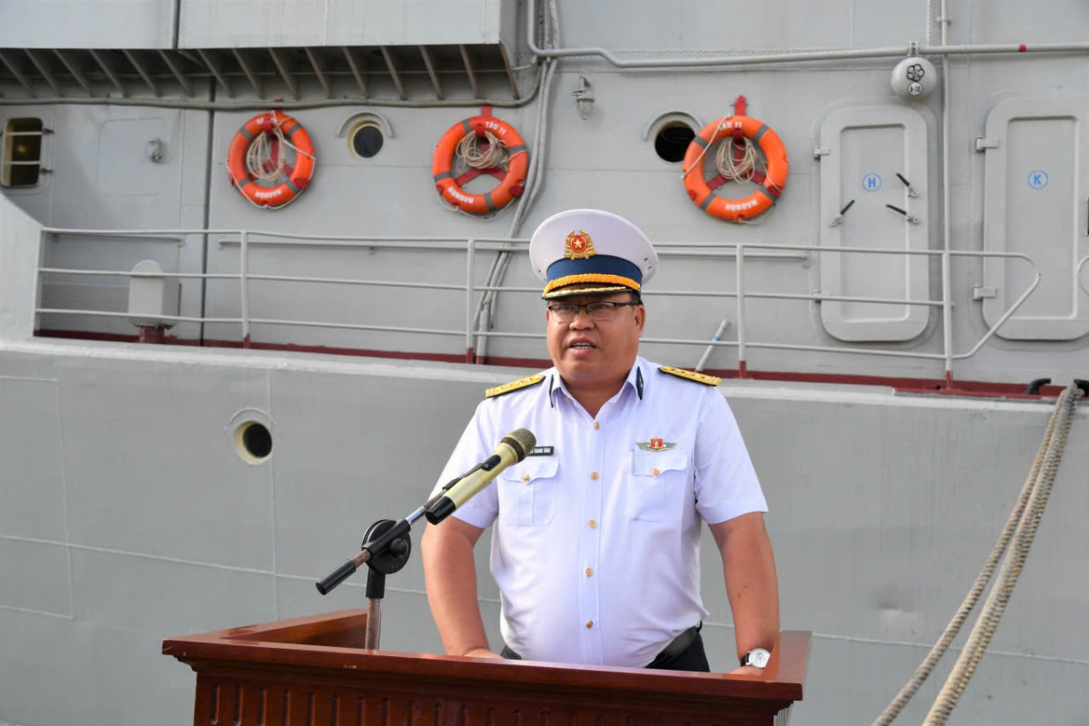 Đại tá Triệu Thanh Tùng, Phó Tư lệnh Vùng 2 Hải quân phát biểu, động viên đoàn công tác