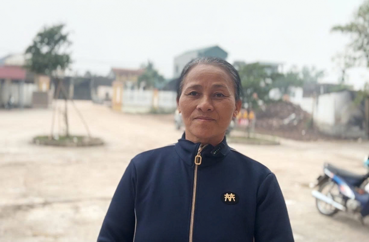 Bà Bùi Thị Thơ, Chi hội trưởng Hội Nông dân thôn 10, xã Kim Đông (Ninh Bình) truyền tải phương pháp thay thế đốt rơm rạ