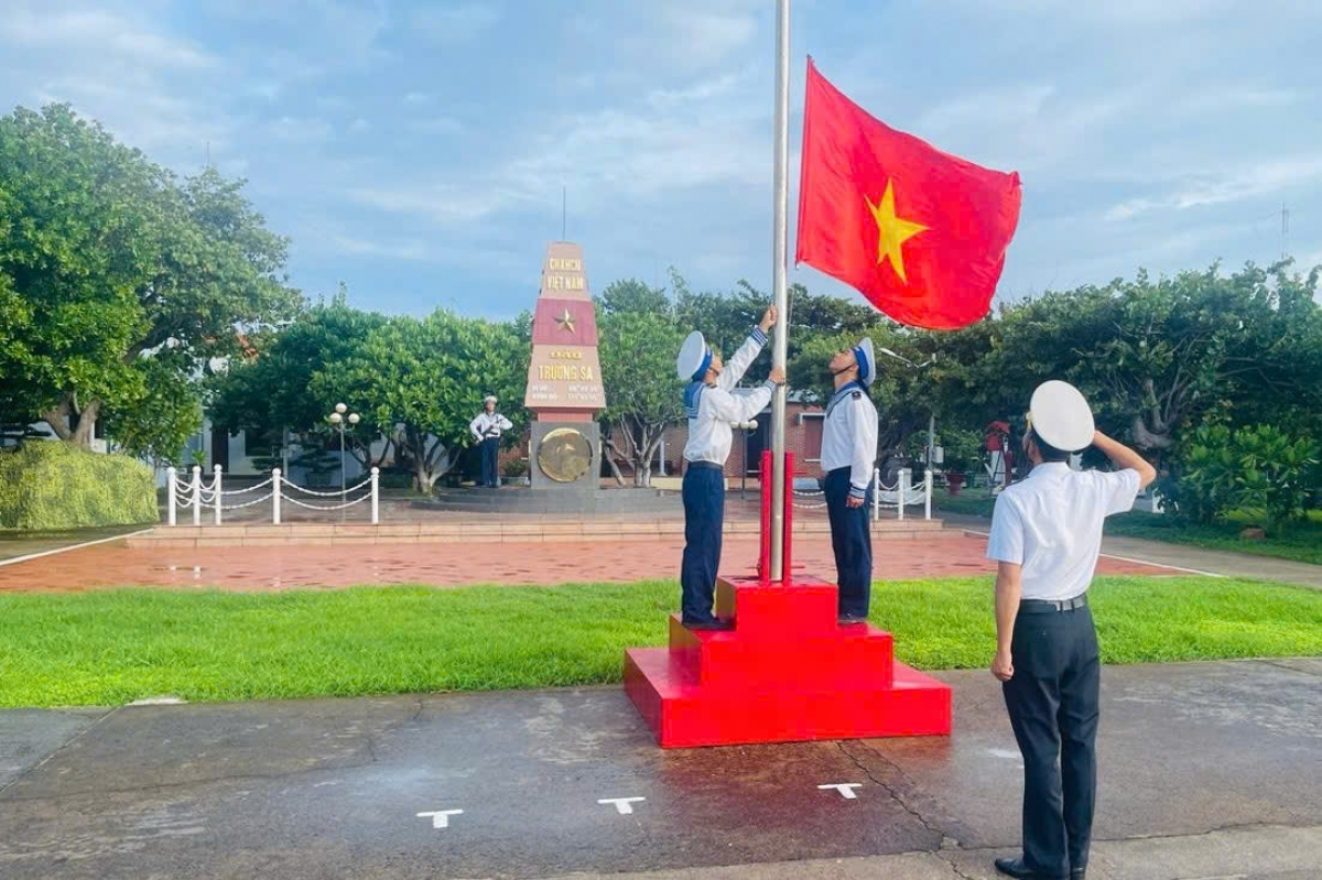 Thực hiện chế độ treo cờ Tổ quốc hàng ngày trên đảo Trường Sa