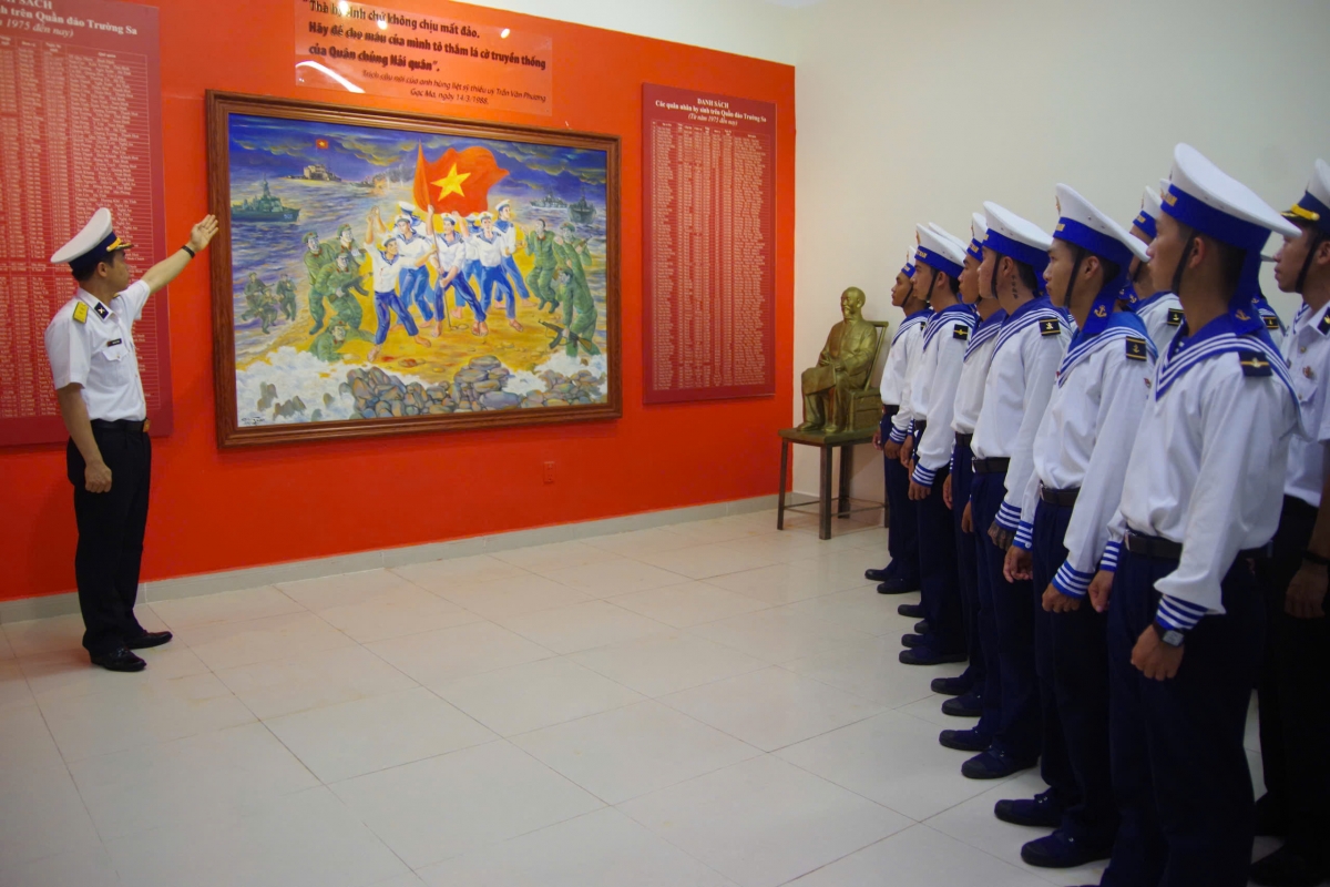 Giáo dục truyền thống tại đảo Trường Sa