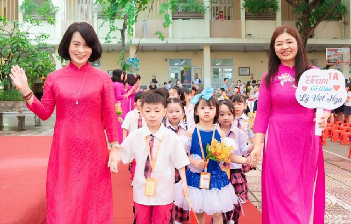 Nâng phụ cấp ưu đãi nghề đối với cơ sở giáo dục mầm non và phổ thông lên tối thiểu 70% cho giáo viên, tối thiểu 30% cho nhân viên, 100% cho giáo viên ở khu vực đặc biệt khó khăn, biên giới, hải đảo, vùng đồng bào dân tộc thiểu số.