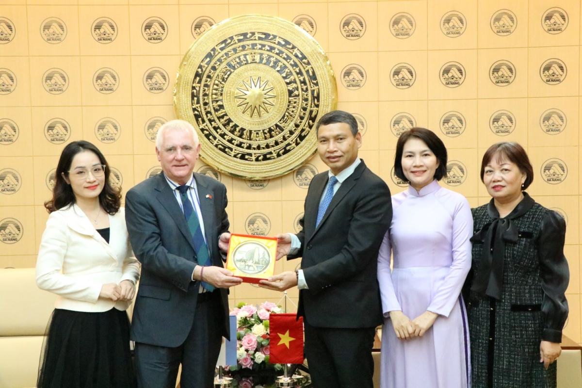 Hai bên chụp hình lưu niệm