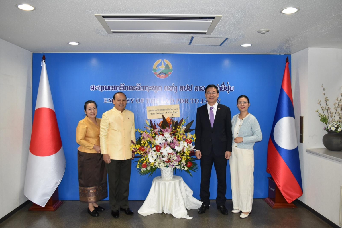 Hai vị Đại sứ và các phu nhân chụp ảnh lưu niệm. Ảnh: VOV Tokyo.