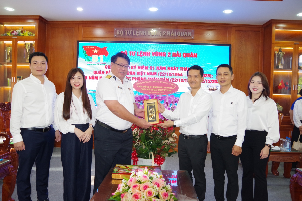 Sở Giao dịch Chứng khoán TP.HCM tặng quà lưu niệm cho Thủ trưởng Bộ Tư lệnh Vùng 2 Hải quân